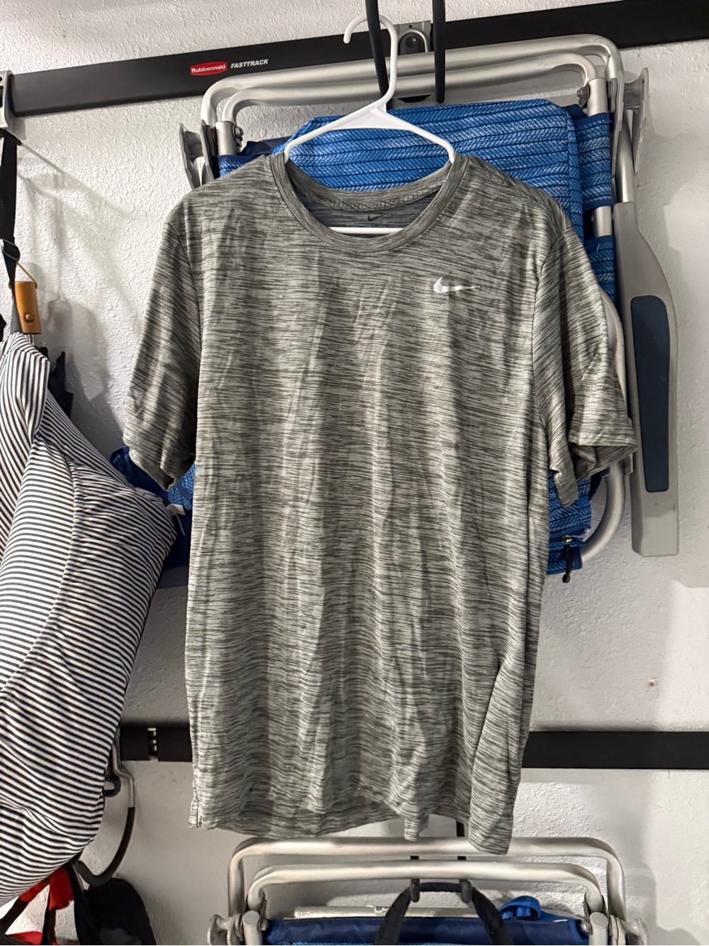 Nike Men’s Gray Heathered Short-Sleeve Performance Tee